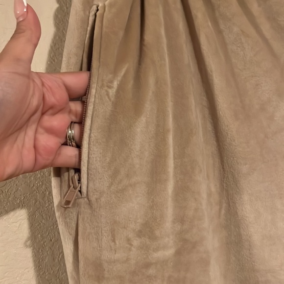 SKIMS Velour Jogger Pants in Honey plus size 2X - Picture 4 of 7